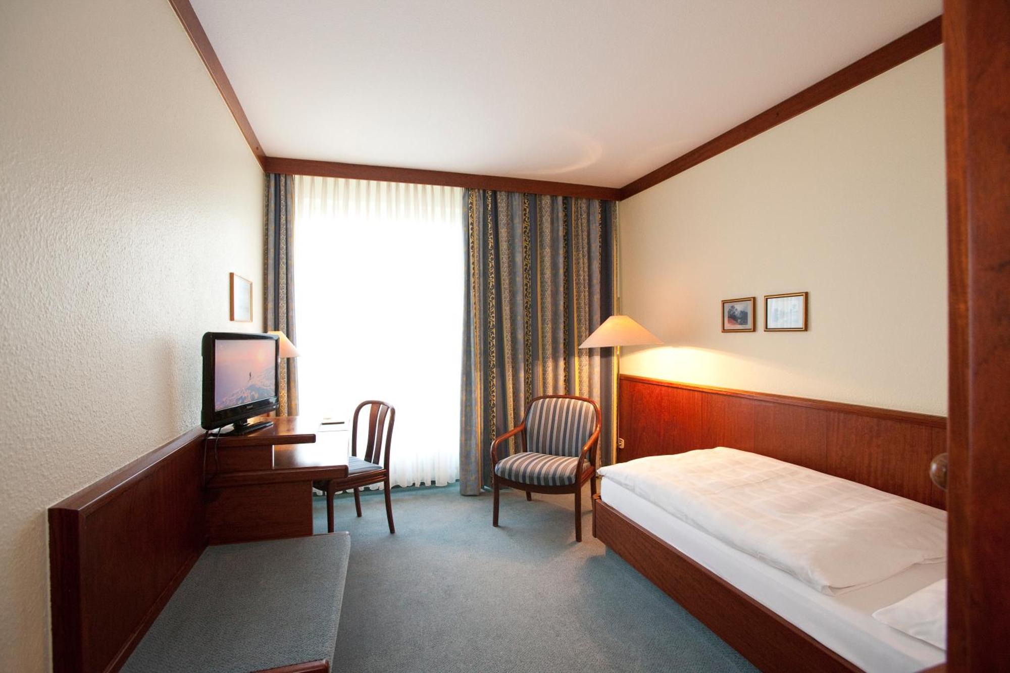 Leine Hotel Патенсен Екстериор снимка
